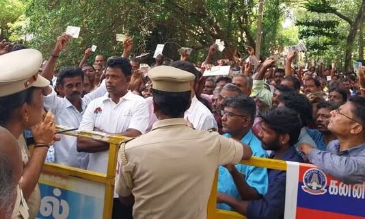 சம்பள உயர்வு கேட்டு தோட்ட தொழிலாளர்கள் தொடர் போராட்டம்