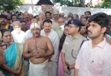 திருவிதாங்கூர் மன்னரின் உடைவாள் கைமாற்றம் நிகழ்ச்சி : குமரி மாவட்ட ஆட்சியர் பிரதாப் பங்கேற்பு! பத்மநாபபுரம் அரண்மனையில் 09.10.2026 அன்று நடைபெற்ற திருவிதாங்கூர் மன்னரின் உடைவாள் கைமாற்றம் நிகழ்ச்சி.
