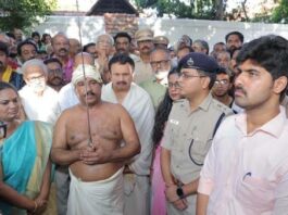 திருவிதாங்கூர் மன்னரின் உடைவாள் கைமாற்றம் நிகழ்ச்சி : குமரி மாவட்ட ஆட்சியர் பிரதாப் பங்கேற்பு! பத்மநாபபுரம் அரண்மனையில் 09.10.2026 அன்று நடைபெற்ற திருவிதாங்கூர் மன்னரின் உடைவாள் கைமாற்றம் நிகழ்ச்சி.