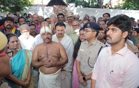 திருவிதாங்கூர் மன்னரின் உடைவாள் கைமாற்றம் நிகழ்ச்சி : குமரி மாவட்ட ஆட்சியர் பிரதாப் பங்கேற்பு! பத்மநாபபுரம் அரண்மனையில் 09.10.2026 அன்று நடைபெற்ற திருவிதாங்கூர் மன்னரின் உடைவாள் கைமாற்றம் நிகழ்ச்சி.