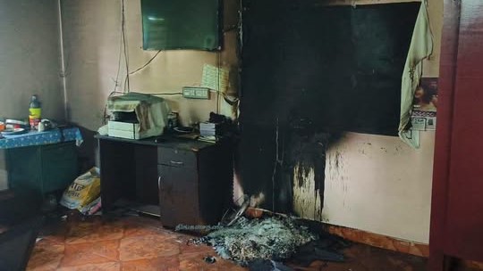 குமரி நியூஸ் திங்கள்சந்தை அருகே ஆலங்கோடு அரசு நடுநிலைப் பள்ளியில் மின்னல் தாக்கியதால் தலைமை ஆசிரியர் அறையில் இருந்த மின்சாதனங்கள் மற்றும் கோப்புகள் தீயில் எரிந்து சேதமடைந்தன.