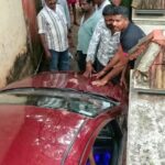குமரி: Google Map ஐ நம்பி குறுகலான பாதையில் சிக்கிய கார்நம்பி கன்னியாகுமரி மாவட்டம் மேல்புறம் செம்மங்கலை பகுதியில் இரு சுவர்களுக்கு இடையில் சிக்கி சேதமடைந்த கார்.
