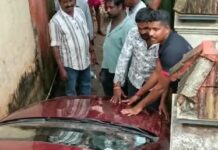 குமரி: Google Map ஐ நம்பி குறுகலான பாதையில் சிக்கிய கார்நம்பி கன்னியாகுமரி மாவட்டம் மேல்புறம் செம்மங்கலை பகுதியில் இரு சுவர்களுக்கு இடையில் சிக்கி சேதமடைந்த கார்.