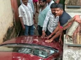 குமரி: Google Map ஐ நம்பி குறுகலான பாதையில் சிக்கிய கார்நம்பி கன்னியாகுமரி மாவட்டம் மேல்புறம் செம்மங்கலை பகுதியில் இரு சுவர்களுக்கு இடையில் சிக்கி சேதமடைந்த கார்.
