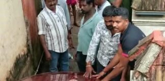 குமரி: Google Map ஐ நம்பி குறுகலான பாதையில் சிக்கிய கார்நம்பி கன்னியாகுமரி மாவட்டம் மேல்புறம் செம்மங்கலை பகுதியில் இரு சுவர்களுக்கு இடையில் சிக்கி சேதமடைந்த கார்.