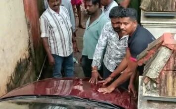 குமரி: Google Map ஐ நம்பி குறுகலான பாதையில் சிக்கிய கார்நம்பி கன்னியாகுமரி மாவட்டம் மேல்புறம் செம்மங்கலை பகுதியில் இரு சுவர்களுக்கு இடையில் சிக்கி சேதமடைந்த கார்.
