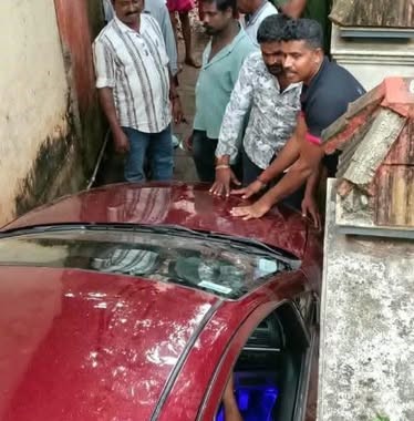 கூகுள் மேப்பை நம்பி குறுகிய பாதையில் சிக்கிய கார் – இருபுறமும் சேதம்! கன்னியாகுமரி மாவட்டம் மேல்புறம் செம்மங்கலை பகுதியில் இரு சுவர்களுக்கு இடையில் சிக்கி சேதமடைந்த கார்.