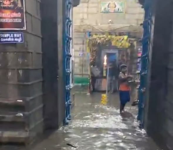 கன்னியாகுமரியில் மழைநீர் வடிகாலில் கழிவுநீர் கலப்பதாகப் புகார் – அதிகாரிகள் கண்காணிக்க பக்தர்கள் கோரிக்கை கன்னியாகுமரி பகவதி அம்மன் கோயிலுக்குள் மழைநீர் புகுந்த விவகாரத்தில் கழிவுநீர் மழைநீர் வடிகாலில் கலப்பதாக எழுந்த புகார்