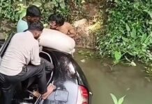 குமரி மாவட்டம் அருமனை அருகே, ரேஷன் அரிசி கடத்த முயன்றதாக கூறப்படும் கார் சானலில் கவிழ்ந்து விபத்து! அருமனை அருகே ரேஷன் அரிசி கடத்த முயன்ற கார் சாலையோர சானலில் கவிழ்ந்து விபத்து