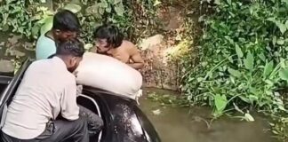குமரி மாவட்டம் அருமனை அருகே, ரேஷன் அரிசி கடத்த முயன்றதாக கூறப்படும் கார் சானலில் கவிழ்ந்து விபத்து! அருமனை அருகே ரேஷன் அரிசி கடத்த முயன்ற கார் சாலையோர சானலில் கவிழ்ந்து விபத்து