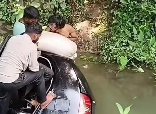 குமரி மாவட்டம் அருமனை அருகே, ரேஷன் அரிசி கடத்த முயன்றதாக கூறப்படும் கார் சானலில் கவிழ்ந்து விபத்து! அருமனை அருகே ரேஷன் அரிசி கடத்த முயன்ற கார் சாலையோர சானலில் கவிழ்ந்து விபத்து