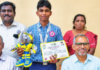 முதல்வர் கோப்பை கேரம் போட்டியில் தமிழ்நாடு அளவில் குளச்சல் பள்ளி மாணவருக்கு 2-ம் பரிசு! திருச்சியில் நடைபெற்ற முதல்வர் கோப்பை மாநில அளவிலான கேரம் போட்டியில் இரண்டாம் பரிசு பெற்ற குளச்சல் வி.கே.பி. மேல்நிலைப் பள்ளி மாணவர் வைஷால்.