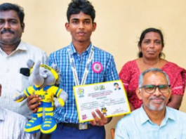 முதல்வர் கோப்பை கேரம் போட்டியில் தமிழ்நாடு அளவில் குளச்சல் பள்ளி மாணவருக்கு 2-ம் பரிசு! திருச்சியில் நடைபெற்ற முதல்வர் கோப்பை மாநில அளவிலான கேரம் போட்டியில் இரண்டாம் பரிசு பெற்ற குளச்சல் வி.கே.பி. மேல்நிலைப் பள்ளி மாணவர் வைஷால்.
