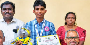 முதல்வர் கோப்பை கேரம் போட்டியில் தமிழ்நாடு அளவில் குளச்சல் பள்ளி மாணவருக்கு 2-ம் பரிசு! திருச்சியில் நடைபெற்ற முதல்வர் கோப்பை மாநில அளவிலான கேரம் போட்டியில் இரண்டாம் பரிசு பெற்ற குளச்சல் வி.கே.பி. மேல்நிலைப் பள்ளி மாணவர் வைஷால்.