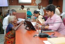 393 மனுக்கள் மீது விரைந்து நடவடிக்கை: துறை அலுவலர்களுக்கு ஆட்சியர் உத்தரவு நாகர்கோவில் ஆட்சியர் அலுவலகத்தில் நடைபெற்ற பொதுமக்கள் குறைதீர்க்கும் நாள் கூட்டத்தில் 393 கோரிக்கை மனுக்கள் பெறப்பட்டன.