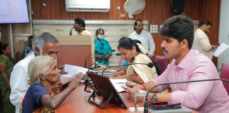 393 மனுக்கள் மீது விரைந்து நடவடிக்கை: துறை அலுவலர்களுக்கு ஆட்சியர் உத்தரவு நாகர்கோவில் ஆட்சியர் அலுவலகத்தில் நடைபெற்ற பொதுமக்கள் குறைதீர்க்கும் நாள் கூட்டத்தில் 393 கோரிக்கை மனுக்கள் பெறப்பட்டன.