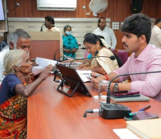 393 மனுக்கள் மீது விரைந்து நடவடிக்கை: துறை அலுவலர்களுக்கு ஆட்சியர் உத்தரவு நாகர்கோவில் ஆட்சியர் அலுவலகத்தில் நடைபெற்ற பொதுமக்கள் குறைதீர்க்கும் நாள் கூட்டத்தில் 393 கோரிக்கை மனுக்கள் பெறப்பட்டன.